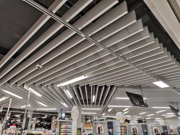 Кубообразный потолок белый 30x160 мм с зазором 150 мм