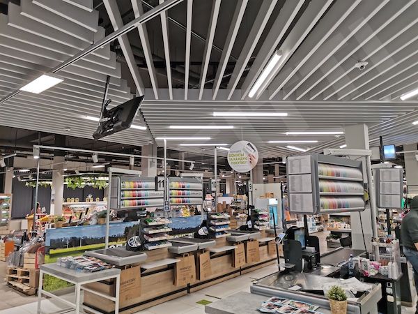 Кубообразный потолок белый 30x160 мм с зазором 150 мм