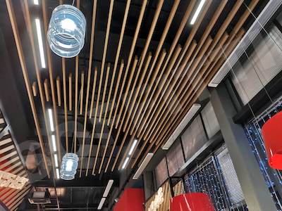 Кубообразный потолок 50х110 мм с зазором 50 мм и 150 мм дуб 0617