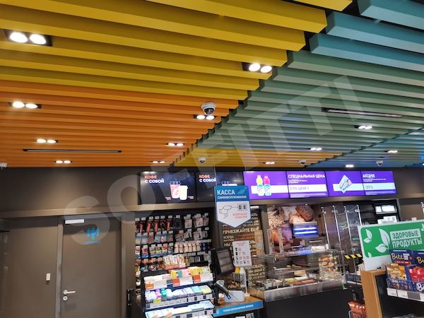 Кубообразный потолок 80х100 мм с зазором 120 мм