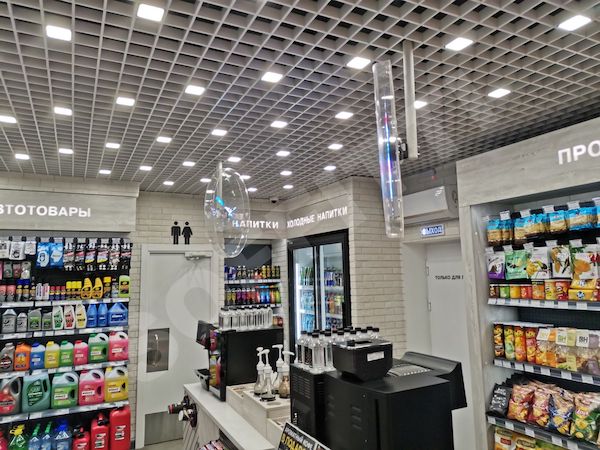 Потолок Грильято Стандартный 100х100 мм h40 белый матовый со встроенными светильниками "Домино"