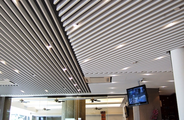 Кубообразный реечный потолок