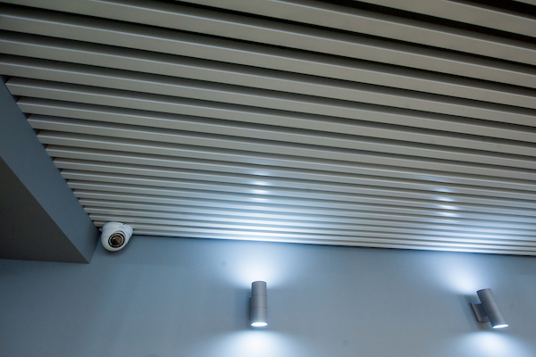 Кубообразный реечный потолок