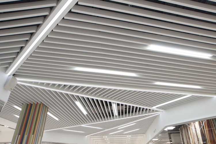 Кубообразный реечный потолок